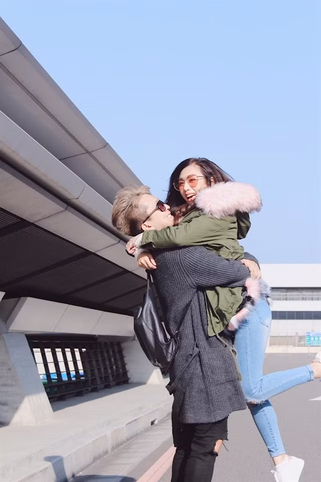 Trào lưu chụp ảnh nhấc bổng này từng "làm mưa làm gió" trên Instagram. Trong đó các chàng trai sẽ nhấc bổng cô gái lên khi chụp ảnh.