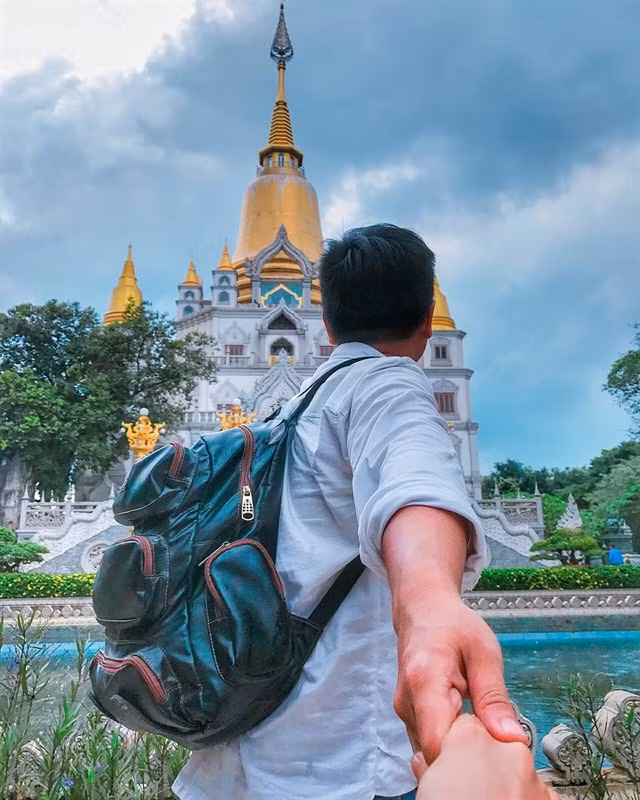 Dù xuất hiện từ lâu, nhưng đến nay đây vẫn được xem là trào lưu chụp ảnh couple hot nhất trên Instagram.