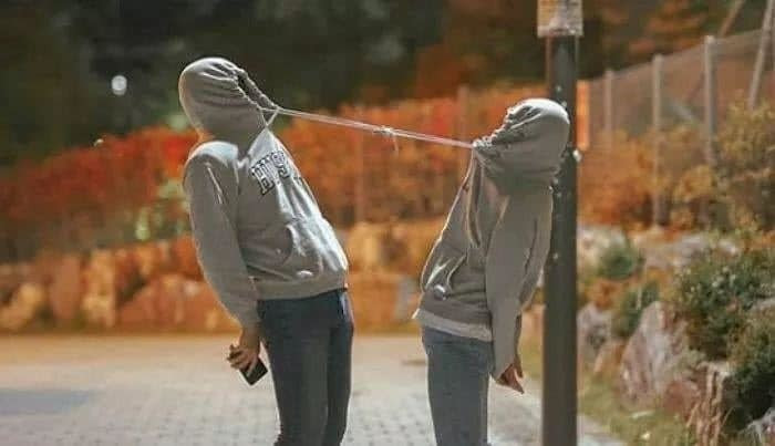 Theo đó, cặp đôi sẽ cùng mặc áo hoodie hoặc lãng mạn hơn là áo đôi, dùng dây mũ để thắt nơ giữa 2 áo với nhau. Khi chuẩn bị chụp ảnh, cả 2 sẽ cùng đội mũ và ngửa ra sau.