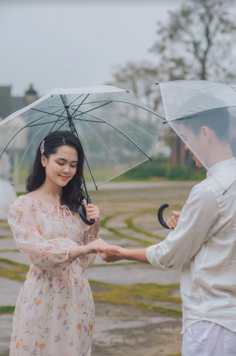 Trang điểm nhẹ nhàng, cô dâu Quỳnh Anh vẫn xinh đẹp xuất sắc. Hy vọng trong đám cưới, cô nàng sẽ không mắc thêm lỗi trang điểm nào khiến bản thân trở nên già hơn tuổi, kém tươi tắn như trong ngày ăn hỏi.