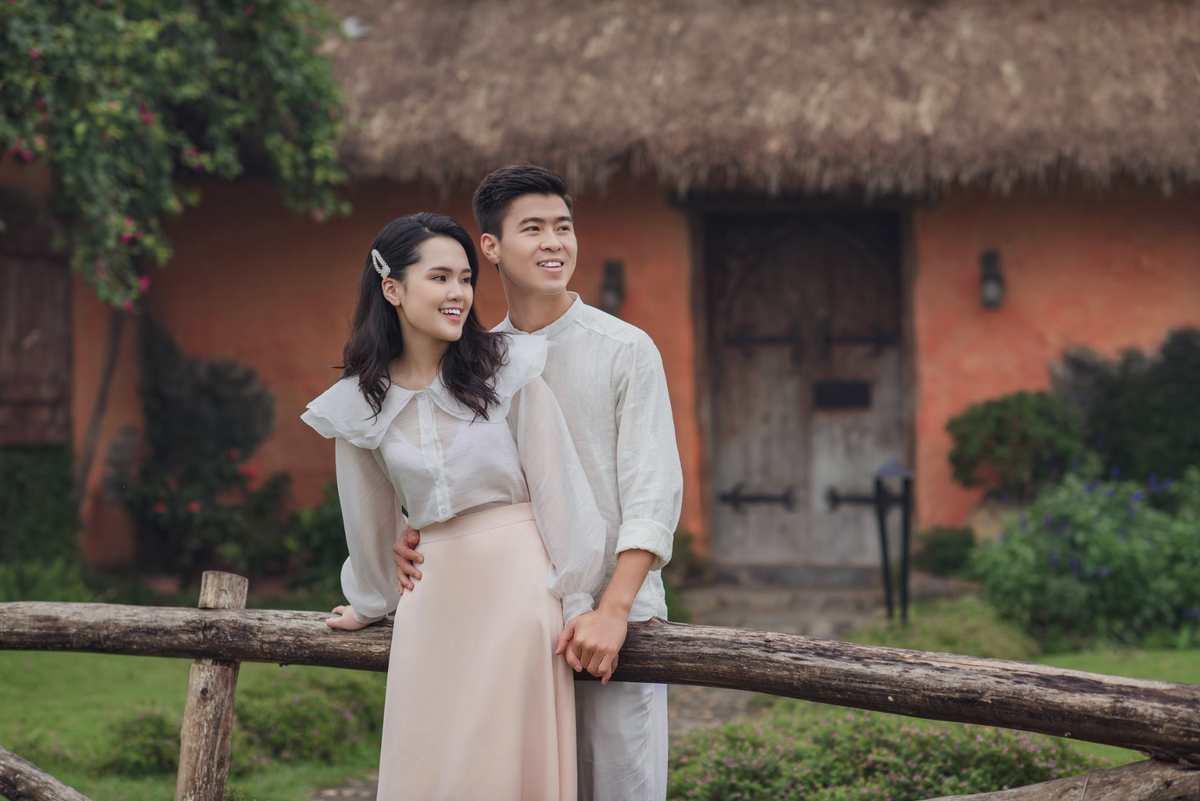 Trước khi đám cưới diễn ra, vợ chồng Duy Mạnh từng "nhá hàng" hai bộ ảnh cưới, một thực hiện tại studio với trang phục suit - váy cưới, một trong trang phục áo bóng đá cực kỳ ý nghĩa. Cả hai bộ ảnh này đều nhận được "cơn mưa" lời khen từ phía cộng đồng mạng.