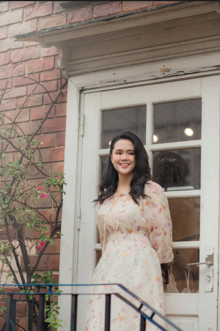 Vợ Duy Mạnh là ái nữ thứ 2 của đại gia Nguyễn Giang Đông, cựu chủ tịch CLB Sài Gòn. Cô từng theo học ngành Luật của Học viện Ngoại giao. Hiện tại, Quỳnh Anh đang kinh doanh mỹ phẩm và đồ ngủ cùng với chị gái.