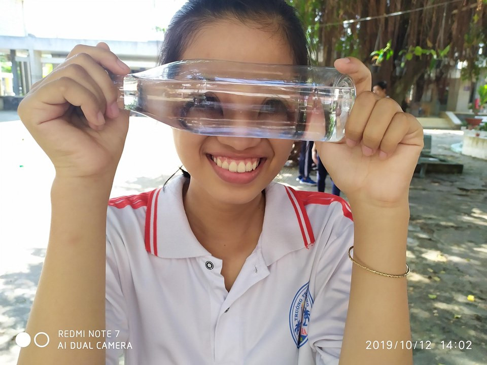 Mới đây, trên trang mạng Trường Người Ta đã đăng tải những bức hình về 1 nhóm học sinh bày trò với 1 chai nước khiến CĐM thích thú.