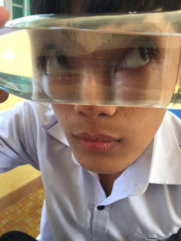 Bên dưới bức ảnh, nickname B.L bình luận: "chai nước dành cho những bạn mắt hí".