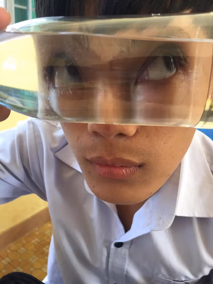 Bên dưới bức ảnh, nickname B.L bình luận: "chai nước dành cho những bạn mắt hí".