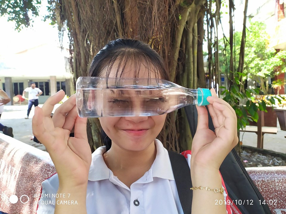 Những hình ảnh trào lưu mới của học sinh được tạo ra khiến người đối diện nhìn vào phải cười bò vì những bộ phận trên gương mặt khi nhìn qua chai nước bị biến đổi 1 cách rất hài hước.