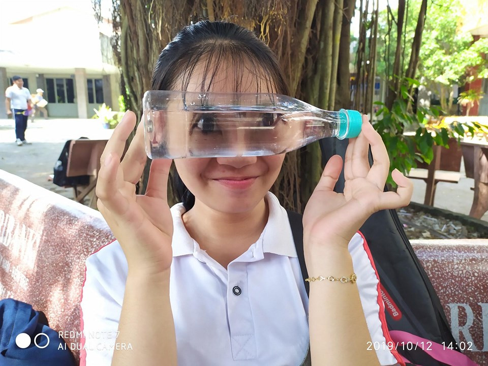 Trong những bức hình này, các bạn học sinh cầm ngang 1 chai nước và để sát trên các vị trí của gương mặt.