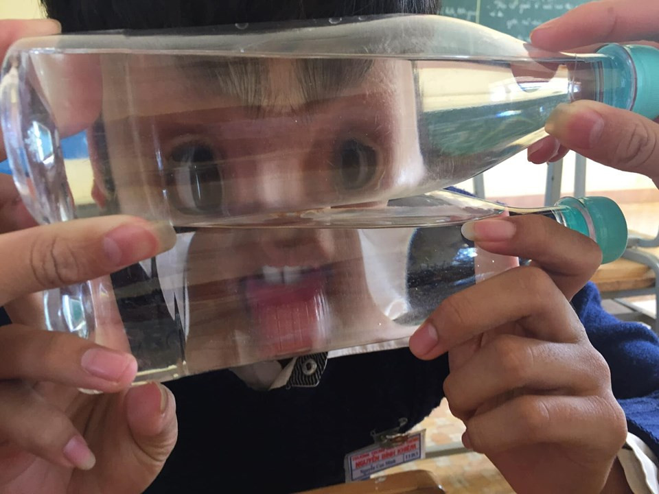 Cậu bạn này thậm chí sử dụng tới 2 chai nước cho thêm phần "sinh động".