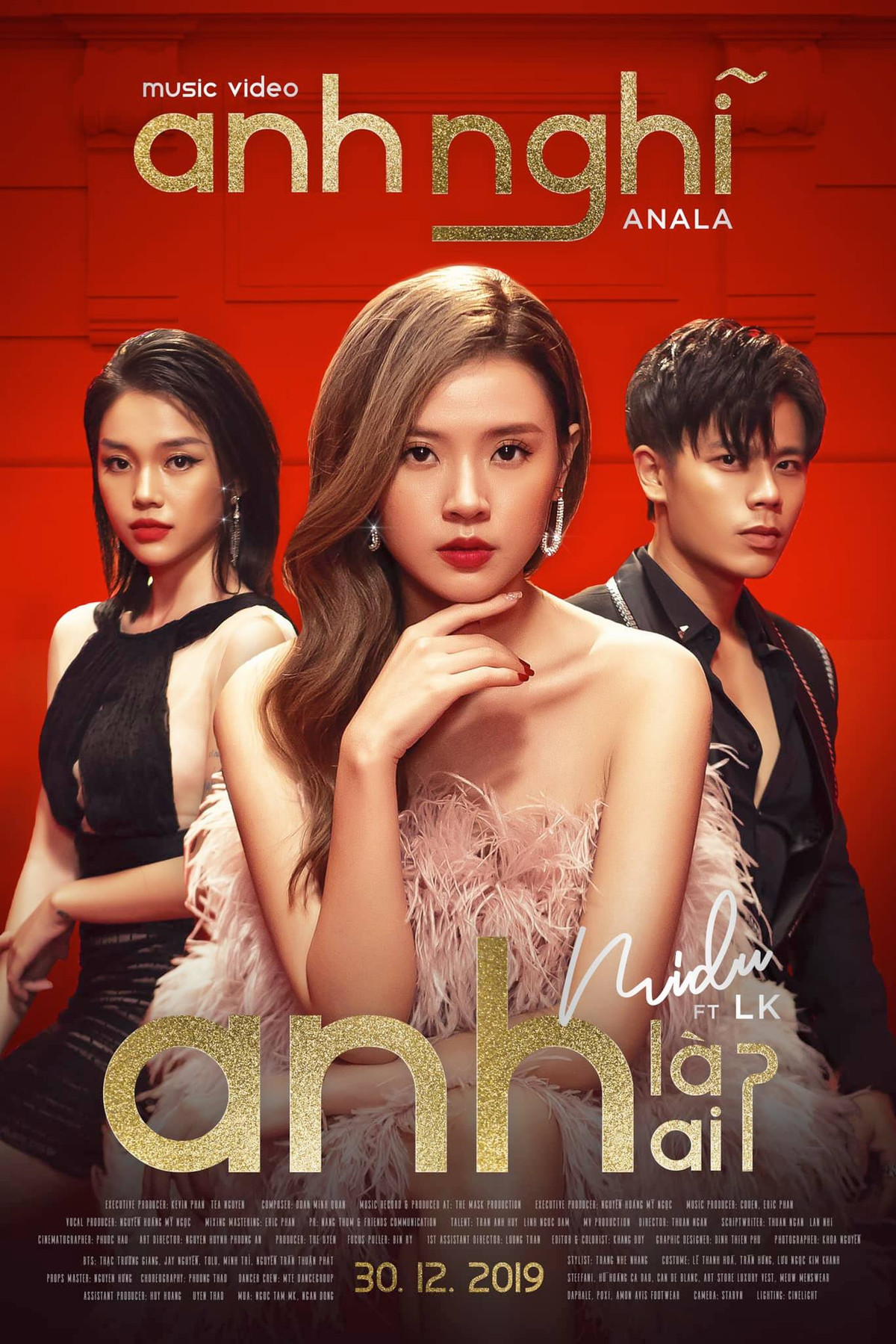 Mới đây, Midu chính thức lấn sân sang lĩnh vực âm nhạc với ca khúc "Anh nghĩ anh là ai?" và được nhiều người ủng hộ. Giọng hát của cô trong MV được nhận xét là trong trẻo, bắt tai, đặc biệt là diễn xuất và nhan sắc của hot girl đời đầu thì không chê vào đâu được.