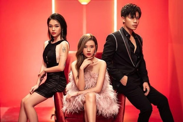 Thế nhưng, lấn sân sang lĩnh vực âm nhạc chưa được bao lâu thì hot girl Midu bất ngờ "gặp phốt". Câu chuyện được cho là do chính Linh Ngọc Đàm, bạn diễn trong MV "Anh nghĩ anh là ai?" chia sẻ khiến cộng đồng mạng sốc nặng.