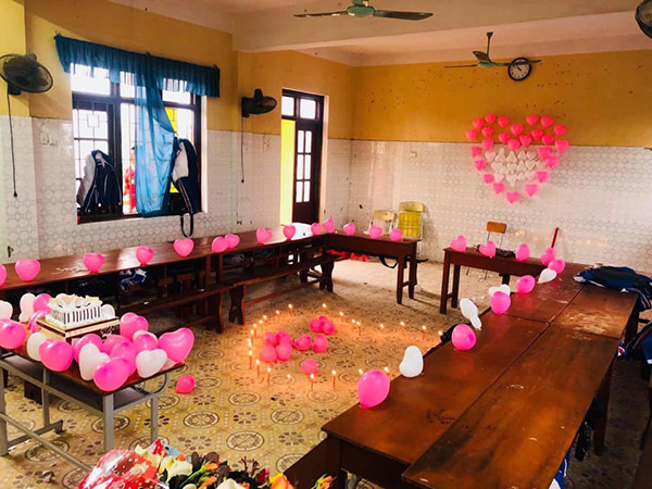 Khi nhận được những "bất ngờ" này, các bạn nữ đã rất hạnh phúc vì được các nam nhi trong lớp quan tâm, cố gắng chuẩn bị để khiến các nữ sinh được cảm thấy mình thật đặc biệt trong những ngày này.