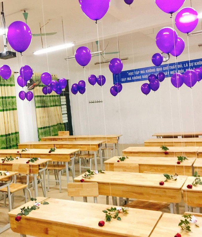 Ở một lớp học khác, các bạn nam dành tặng mỗi bạn nữ một bông hồng và trái bóng bay màu tím.