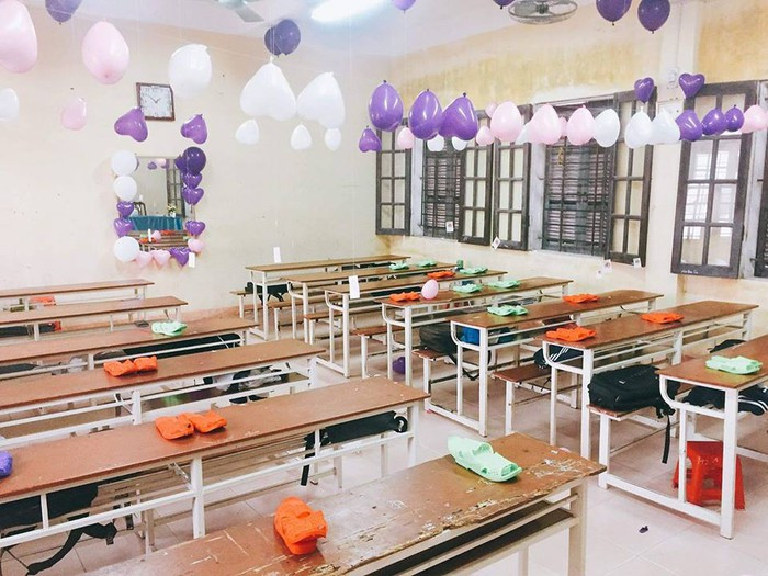 Thậm chí, cánh nam sinh đã nảy ra sáng kiến tặng mỗi bạn nữ một đôi dép tổ ong màu cam, xanh, tím tone sur tone rất dễ thương làm món quà ngày 20/10.