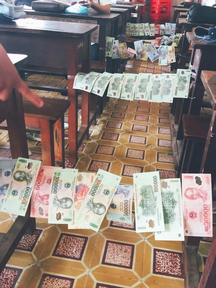Nam sinh lớp học con nhà giàu tặng hẳn các “bóng hồng” tiền mặt mới cứng cho hội chị em.
