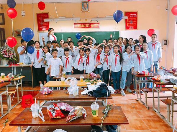 Thông thường vào dịp này, 1 bông hoa tươi được trang trí cùng bóng bay hay những món quà nhỏ là thứ cánh mày râu trong lớp thường chọn để tặng chung cho tất cả bạn gái trong lớp.