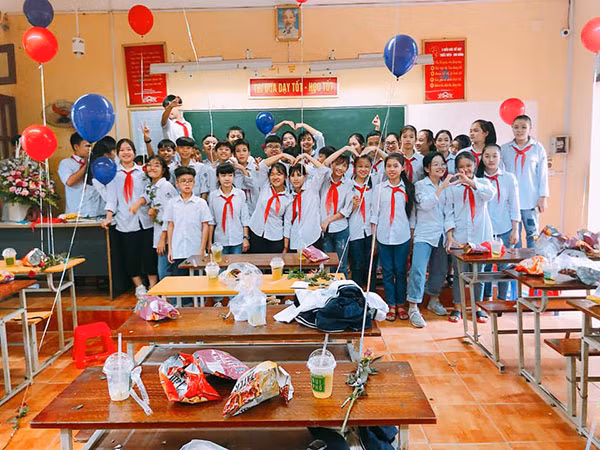 Thông thường vào dịp này, 1 bông hoa tươi được trang trí cùng bóng bay hay những món quà nhỏ là thứ cánh mày râu trong lớp thường chọn để tặng chung cho tất cả bạn gái trong lớp.