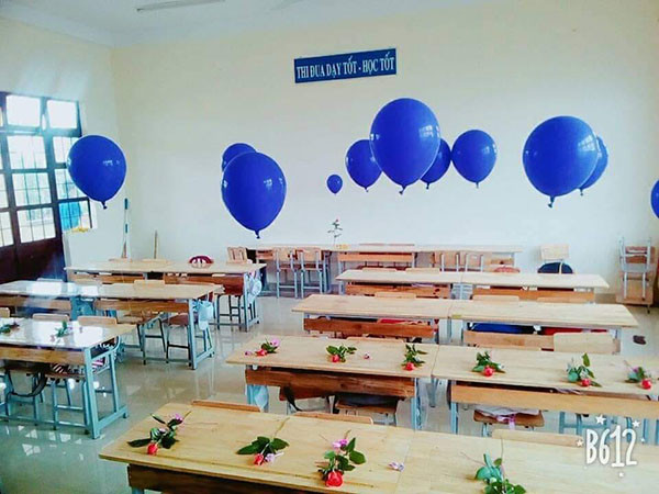 Nhưng giờ đây, các bạn học sinh không chỉ dừng lại ở hoa với thiệp đơn giản mà còn nghĩ ra vô số món quà độc đáo, mới lạ khiến nhiều người bất ngờ vì sự sáng tạo và đầu tư.