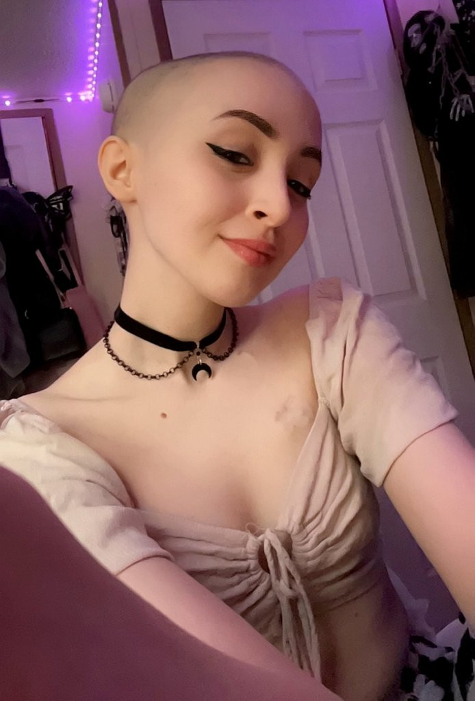 Ảnh của cô trên nền tảng kiếm tiền Onlyfans vẫn khiến rất nhiều người yêu thích. Khi đăng tải những hình ảnh của mình, cô đã bất ngờ khi biết rằng những người đăng ký OnlyFans đã ngất ngây trước hình ảnh mới của cô.