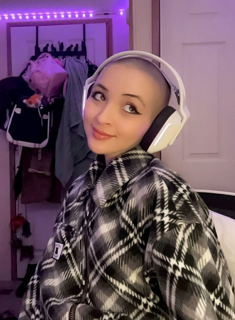 Cô nàng luôn thể hiện mặt tích cực dù đang phải đối đầu với căn bệnh quái ác. Tuy nhiên Richardson cho biết, ban đầu cô rất sợ tiết lộ tin tức về căn bệnh ung thư cho những người đăng ký trả tiền xem ảnh của cô.