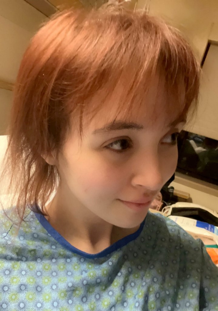 Richardson cho hay, suốt cuộc chiến với ung thư quái ác, cô phải chịu rất nhiều cơn đau đớn nhưng cô vẫn cố gắng kiếm tiền để chữa bệnh cho chính mình. Nhờ đăng tải những hình ảnh của mình trên mạng xã hội, cô đã kiếm được 80.000 đô la (gần 1,9 tỷ đồng) trong năm qua.