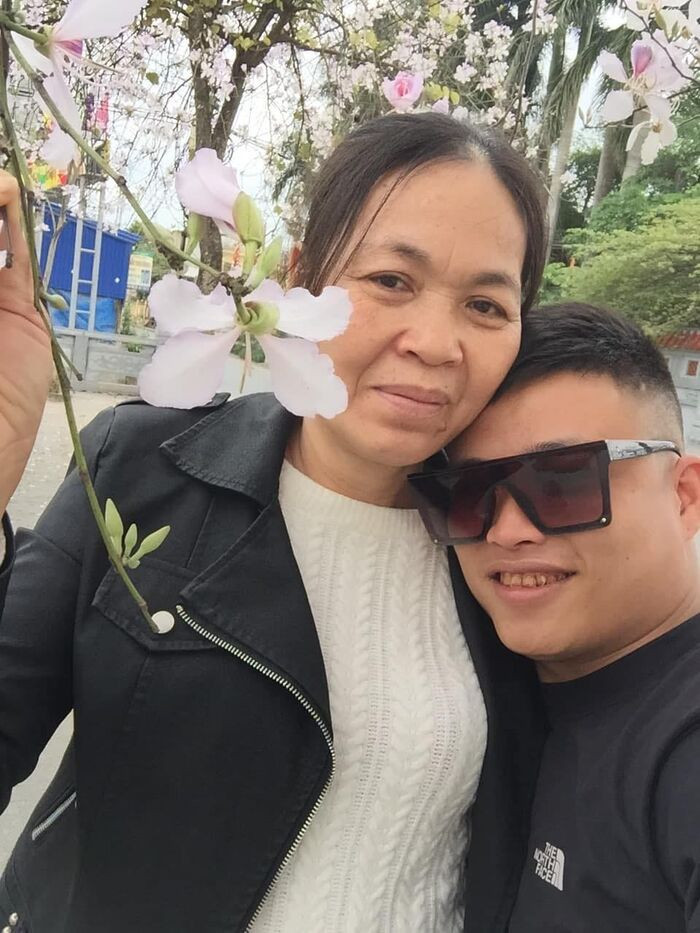 Được biết, anh Đức và chị Hương tình cờ quen nhau qua một lần gọi điện nhầm số, cũng từ khoảnh khắc định mệnh đó, hai người dần phát sinh tình cảm và bắt đầu gặp gỡ, tìm hiểu nhau.