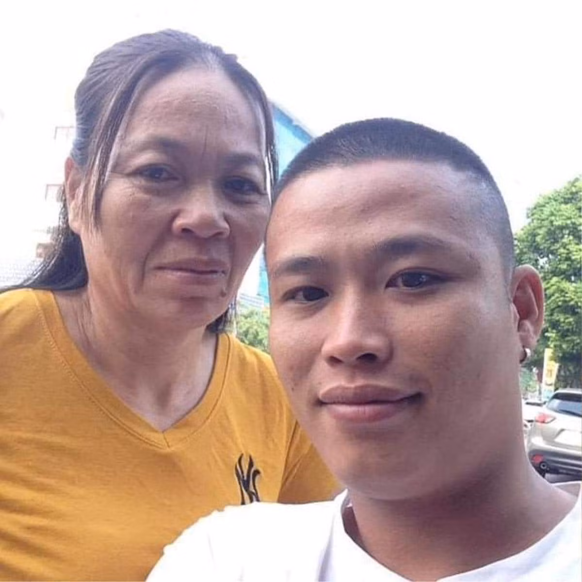 Vào cuối năm 2020, cộng đồng mạng không khỏi xôn xao trước cặp đôi Nguyễn Công Đức (SN 1991) và Ngôn Thị Hương (SN 1967) thông qua một đoạn video trên TikTok kèm theo lời chú thích ngọt ngào: “Cảm ơn em vì đã đến bên cuộc đời anh”.