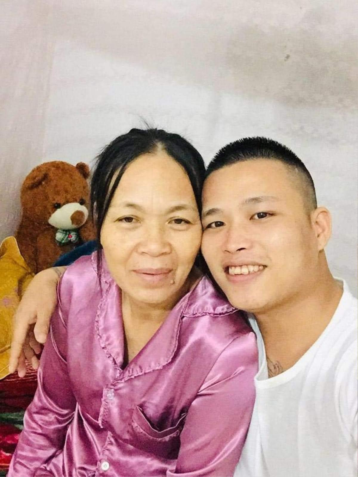 Nội dung của video là loạt hình ảnh một chàng trai trẻ sánh đôi cùng 1 người phụ nữ có ngoại hình hơn chàng trai rất nhiều tuổi. Cặp đôi không ngại trao cho nhau những hành động tình tứ.