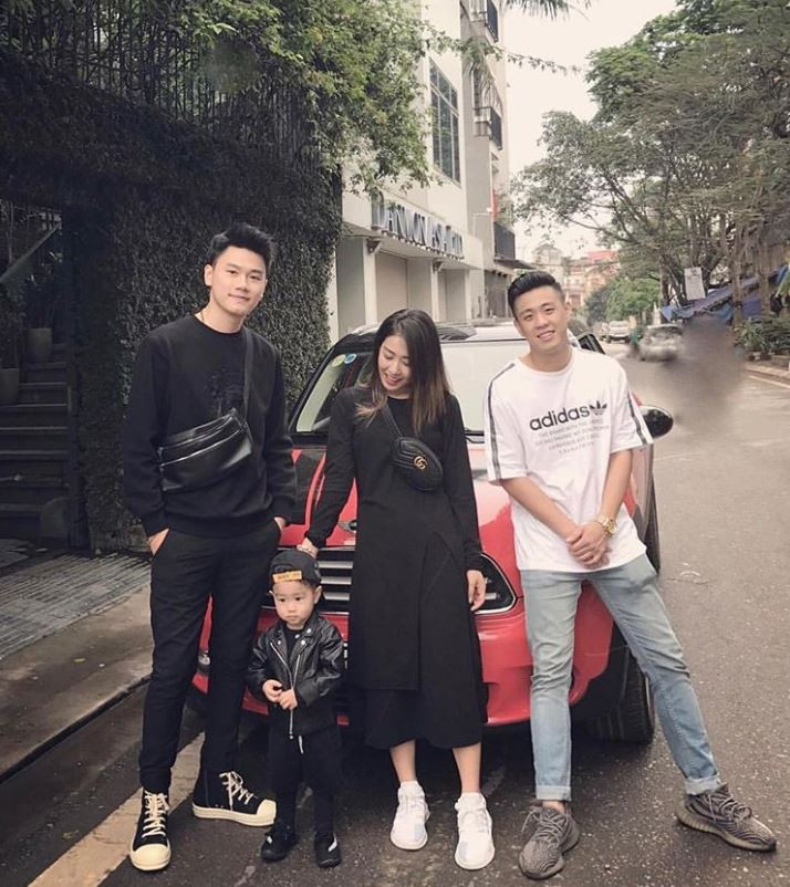 Trước khi tậu siêu xe giá 5 tỉ đồng, Tùng Sơn và Trang Lou sử dụng xe Mini Cooper trị giá hơn 1 tỷ đồng. Dù không thể bằng được chiếc Maserati mới sắm nhưng đây cũng là dòng xe sang.