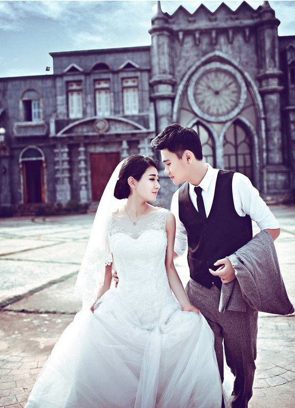 Tùng Sơn và Trang Lou là cặp đôi nổi tiếng từ lâu bởi tình yêu cực đẹp. Cả hai quen nhau khi cùng là học sinh của trường THPT Việt Đức, Hà Nội. Không ai nghĩ tình yêu mộng mơ tuổi học trò lại bền lâu đến vậy.