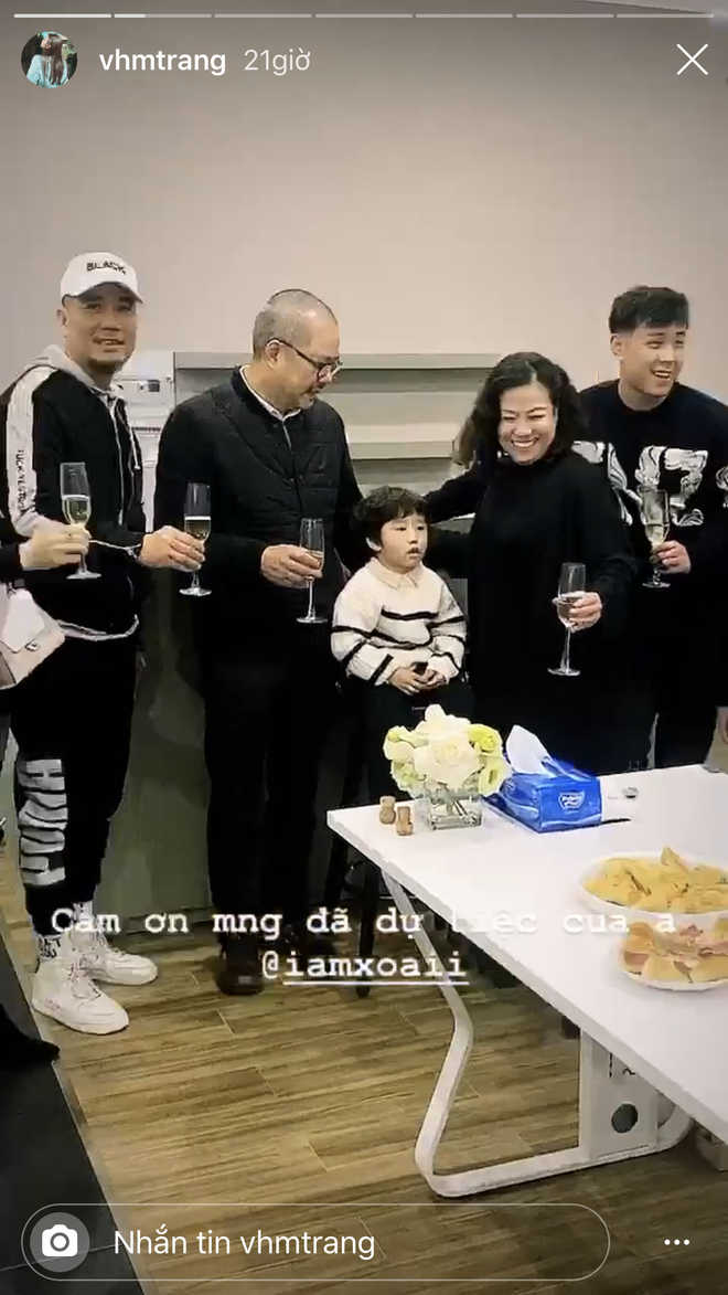 Gia đình và rất đông bạn bè đã tới tận showroon xe để chúc mừng vợ chồng Trang lou tậu xế sang.