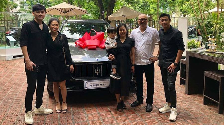 Trước đó, bố của Trang Lou và Huy Me là hoạ sĩ An Hải cũng từng mua một chiếc xe sang hiệu Maserati.