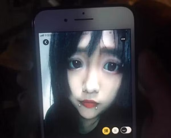 Trường hợp dở khóc dởi cười tiếp theo cũng được chú ý, được biết chàng trai và cô gái đã quen qua game, thường xuyên nói chuyện, tâm sự với nhau. Qua một thời gian trò chuyện khá hợp, hai người đã quyết định gặp nhau để tiến tới mối quan hệ chính thức hơn.