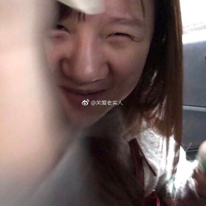 Vậy nhưng đời không như mơ, ngày hẹn gặp mà anh chàng luôn mong chờ lại hóa thành trải nghiệm chẳng mấy vui vẻ. Bởi người bạn gái xinh như hot girl bấy lâu anh chàng vẫn nói chuyện cùng, trước mặt anh chỉ có một cô gái trông hết sức bình thường, thậm chí là kém sắc giật mình.