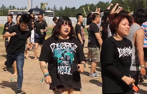 Thế nhưng khi gặp mặt anh chàng này phải thất vọng toàn tập khi gặp người yêu ngoài đời thật. Không còn những filter chỉnh sửa, hóa ra nhan sắc của cô gái không hề xinh đẹp, ấn tượng mà thậm chí còn rất mũm mĩm, nặng nề khác xa trong ảnh.