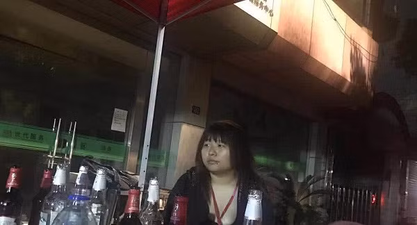 Tới ngày gặp mặt, anh chàng thậm chí không thể nhận ra đó là cô gái đã nói chuyện với mình. Nhan sắc của hot girl sống ảo này ngoài đời và hình ảnh cô gửi cho anh trước khi đến gặp mặt khác nhau một trời một vực. Ở ngoài cô gái này có thân hình đồ sộ, cặp mắt bồ câu con đậu con bay cùng một làn da ngăm đen khiến chàng trai thất vọng.