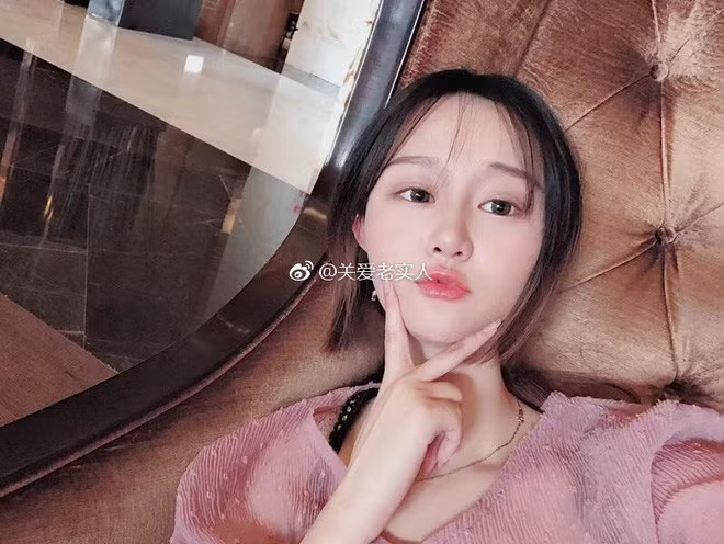 Quen nhau qua game online, chàng trai Trung Quốc bất ngờ quen được hot girl. Từ những hình ảnh cô gái đăng tải, anh chàng đã nhanh chóng cảm thấy bị rung rinh bởi nhan sắc rất xinh đẹp của cô nàng.