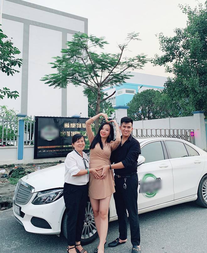 Mới đây, Thuỷ Tiên khoe đã mang bầu ở tháng thứ 6, em bé tên là Pali. Nữ CĐV đội tuyển Việt Nam này cho biết cô rất được chồng và gia đình nhà chồng cưng chiều.