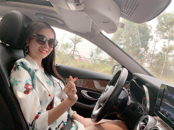 "Pali đang được 24 tuần tuổi và dự kiến sẽ chào đời vào giữa tháng 2 tới. Sau khi kết hôn, mình may mắn được gia đình chồng quan tâm và yêu chiều. Sắp đón bé Pali nên ngôi nhà nhỏ lúc nào cũng ngập tràn tiếng cười" - Thuỷ Tiên hạnh phúc chia sẻ.