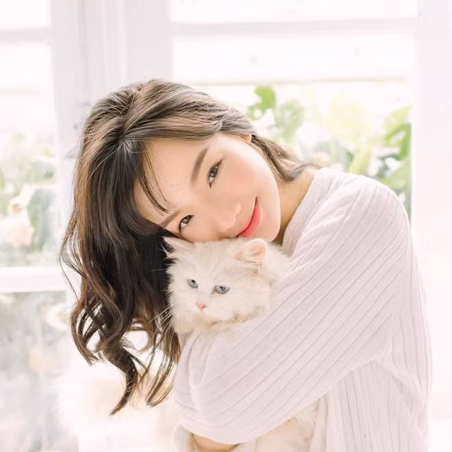 "Khi bé được 2 tháng, mình bị ốm nghén nhưng đến hiện tại dường như sức lực còn tăng lên gấp đôi. Mọi việc mình làm cũng như có 2 người cùng cố gắng vậy" - Thuỷ Tiên cho biết rất hạnh phúc vì sắp được làm mẹ.