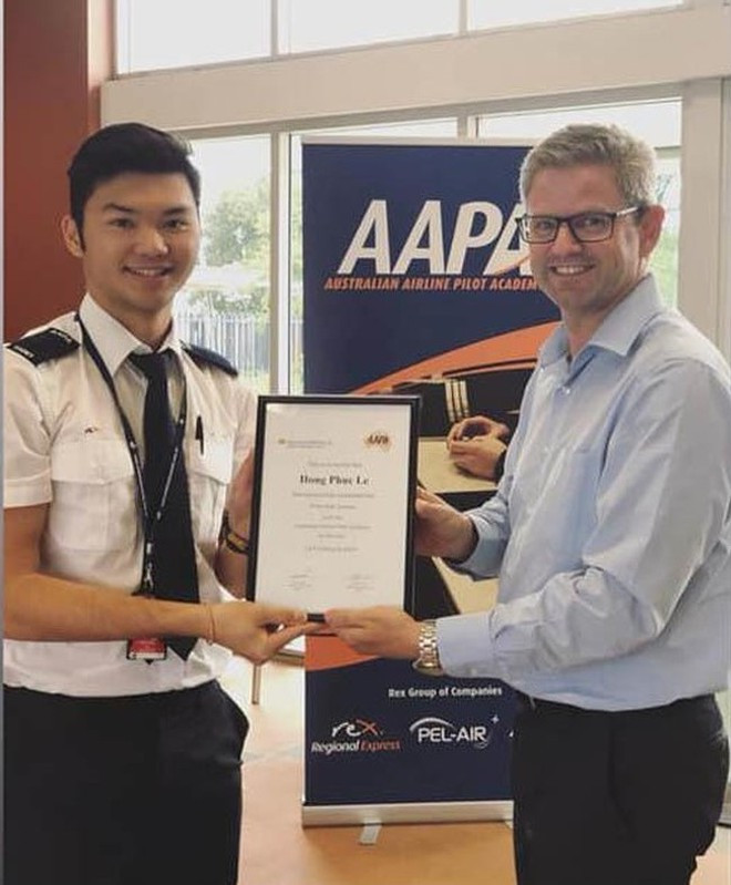 Dân mạng cảm thấy thú vị khi anh chàng này vừa vượt qua đợt sát hạch quan trọng để trở thành phi công trong năm học cuối tại Úc.