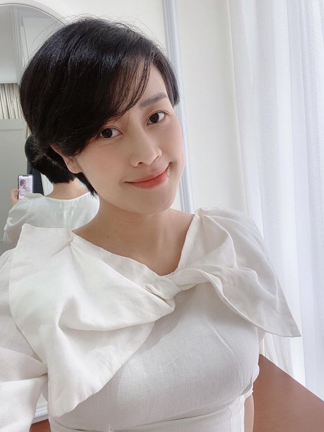 Tuy nhiên, vì vẫn rất bận rộn trong việc chăm sóc cho cô con gái bé bỏng đầu lòng nên BTV Phí Linh vẫn chưa xuất hiện nhiều trong các chương trình.