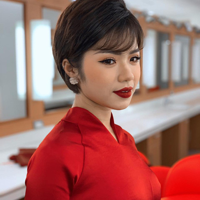 Thái Trang cuốn hút người đối diện với vẻ ngoài cá tính, sắc sảo và rất năng động.