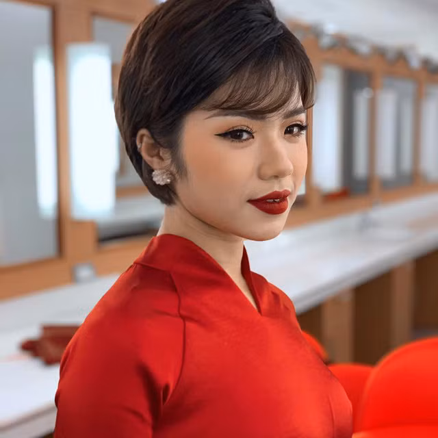 Thái Trang cuốn hút người đối diện với vẻ ngoài cá tính, sắc sảo và rất năng động.