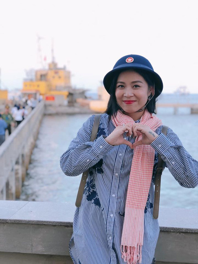 MC Hoàng Linh - gương mặt quen thuộc của Chúng tôi là chiến sĩ, Hãy chọn giá đúng luôn trẻ trung với mái tóc cắt ngắn.