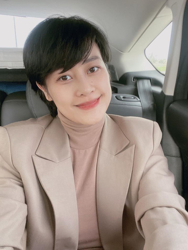 Sau thời gian nghỉ sinh, BTV Phí Linh đang bắt nhịp lại với công việc với mái tóc ngắn.