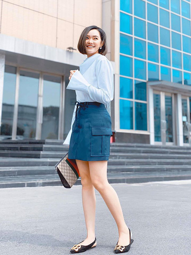 MC Khánh Vân - Tương ớt của chương trình Bữa trưa vui vẻ thường xuyên thay đổi kiểu dáng với mái tóc ngắn.