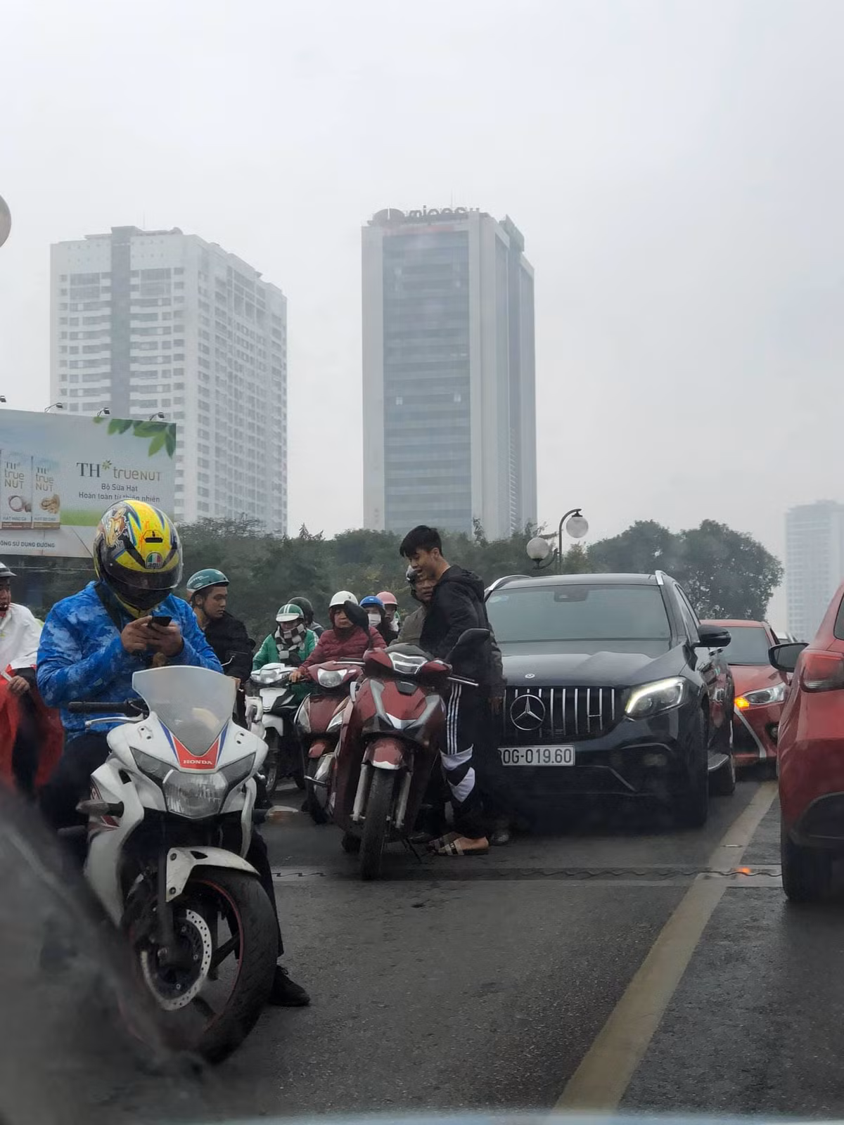 Được biết, hai bên đã giải quyết với nhau bằng tình cảm, không có bất kỳ thiệt hại nghiêm trọng nào xảy ra. Thậm chí người đàn ông trung niên điều khiển chiếc xe máy bị Duy Mạnh va quệt phải còn tranh thủ xin chữ ký nam cầu thủ. Trong ảnh, nam cầu đang nói gì đó nhưng nhìn qua lại như đang gắt gỏng.