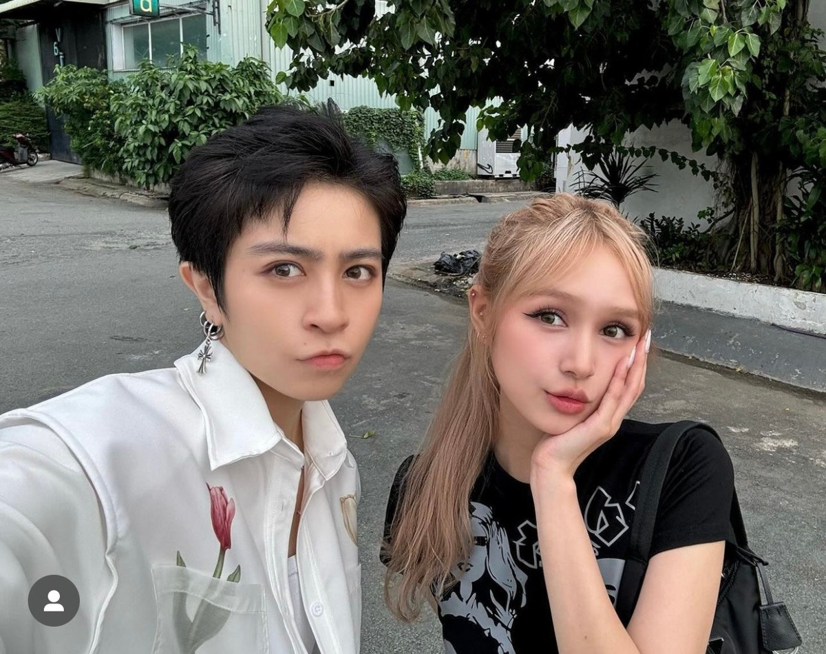 Trong bức ảnh chúc mừng sinh nhật, Gil Lê cầm bánh sinh nhật, tựa cằm lên vai của Xoài Non. Hành động thân mật khiến fan không ngừng đẩy thuyền cặp đôi này.