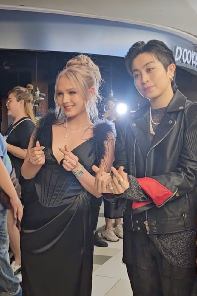 Đầu năm nay, trong một sự kiện, Xoài Non cũng có tấm hình chụp chung với Gil Lê, tuy nhiên lúc đó cả 2 vẫn còn khá ngại ngùng, không thân thiết như hiện tại.