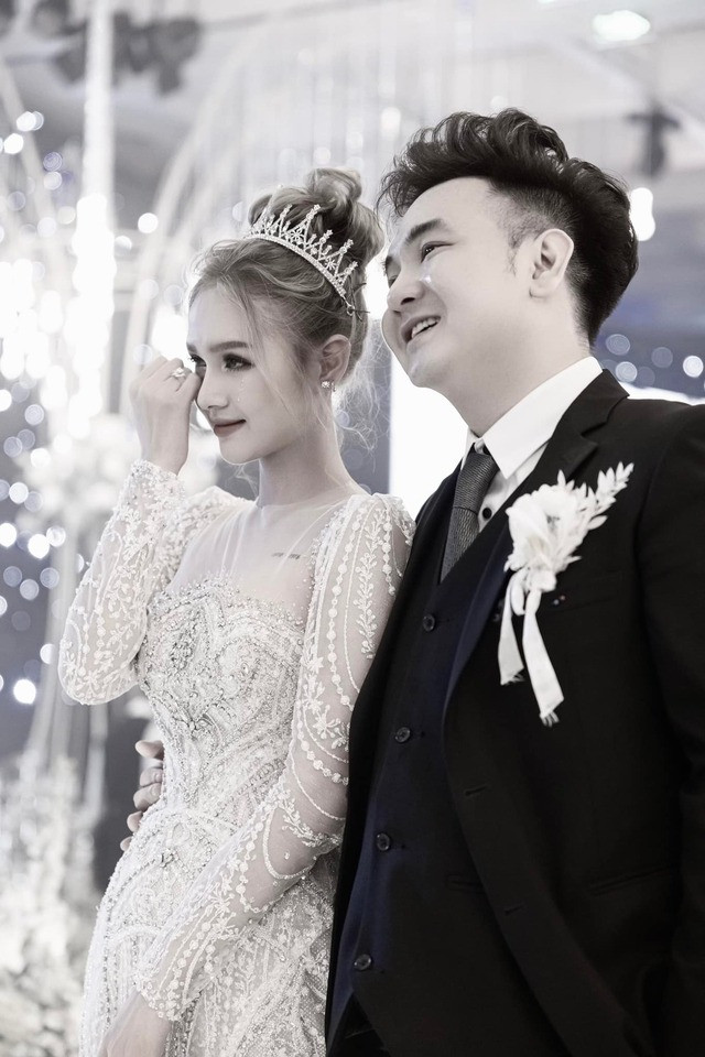 Xoài Non (tên thật Phạm Trang, SN 2002) được nhiều người biết đến với vai trò hot girl, người mẫu ảnh, KOL nổi tiếng trên MXH. Hot girl Gen Z cũng từng nhận sự quan tâm khi có mối tình lâu năm từ yêu đến cưới với streamer Xemesis.